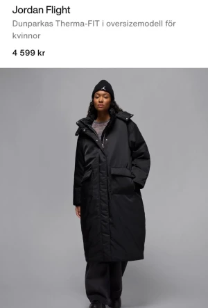 Svart dunparkas från Jordan Flight - Lång svart dunparkas från Jordan Flight i oversize-modell med huva och stora fickor. Jackan har dragkedja framtill och är tillverkad i Therma-FIT-material som håller dig varm. Perfekt för kalla dagar och riktigt snygg streetstil. Baggy storlek M och lite mer casual i Large.Oanvänd i nuvarande kollektion. 4599 kronor nu 2222