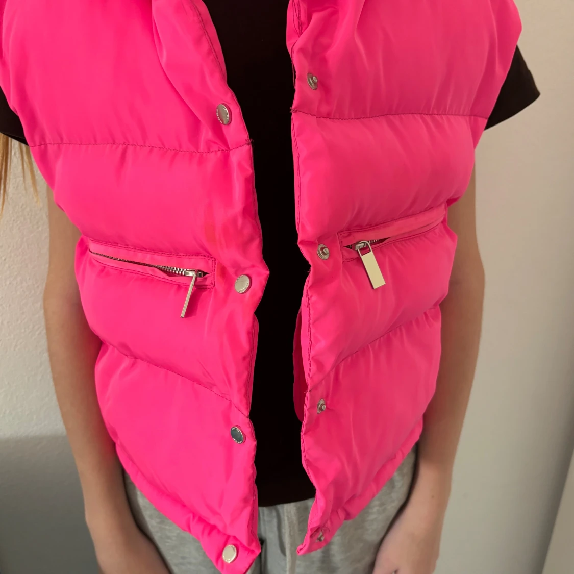 Neonrosa dunväst med dragkedjor