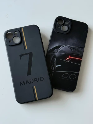 IPHONE 14+ SKAL  - Två styckena iPhone 14 Plus skal med design på. Använd skick. 