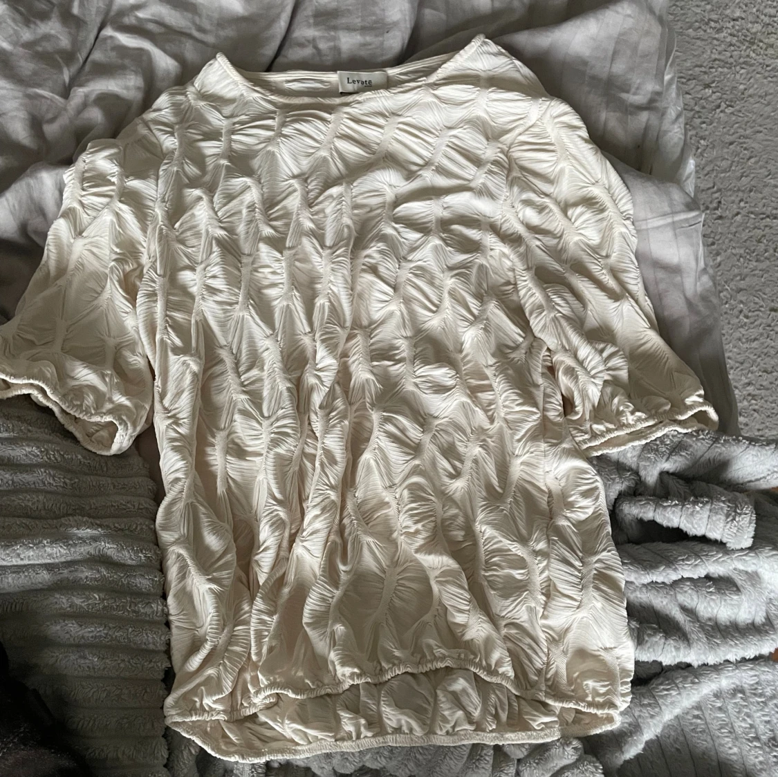 En fin trekvarts blus från från Levǝtē ROOM💕 - 3