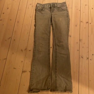 Grå lågmidjade bootcut jeans  - Grå bootcut jeans från Gina Tricot. Storlek 34. Säljer eftersom de har blivit för korta. Lätt slitna i benlutet men syns knappt när de är på.💕
