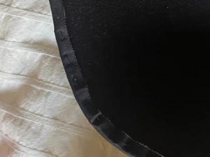 3-pack bh toppar i svart, röd och beige - Säljer ett 3-pack bh toppar i svart, röd och beige med vadderade kupor och dekorativa axelband med cirkeldetaljer. 