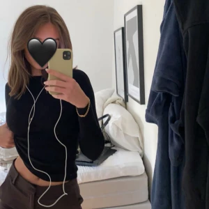 Svart ribbad långärmad tröja - Svart ribbad långärmad tröja från NA-KD. 