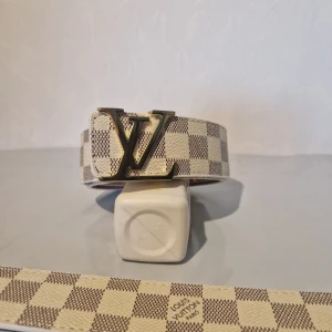 LV bälte Guld spänne 110 cm - Fint bälte med guldspänne. Ca 110 cm total längd