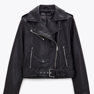 Svart skinnjacka - Svart skinnjacka från Zara med silvriga detaljer. 