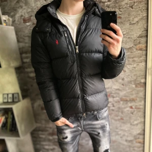 Ralph Lauren Gorham Jacka - Mycket fint skick, inga defekter. Storlek M passar dig som är mellan 180-185cm ungefär. Nypris ca 5000kr. Modellen är 185 cm, 79 kg.  Självklart äkta - Kolla bara recensionerna!Passar bra nu till vintern. Skriv för mer information!🤝