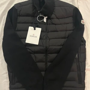 Svart cardigan från Moncler - Svart Moncler cardigan i storlek S. Den passar inte mig så säljer den nu, den är knappt rörd och i bra skick.