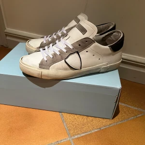 Philippe Model  - Tjena, Säljer dessa snygga Philippe Model storlek 40. Skorna är i hyfsat fint skick. På insidan av skon har de gått sönder lite som man kan se på bild 1 och 2 men annars i bra skick. Box följer med. 