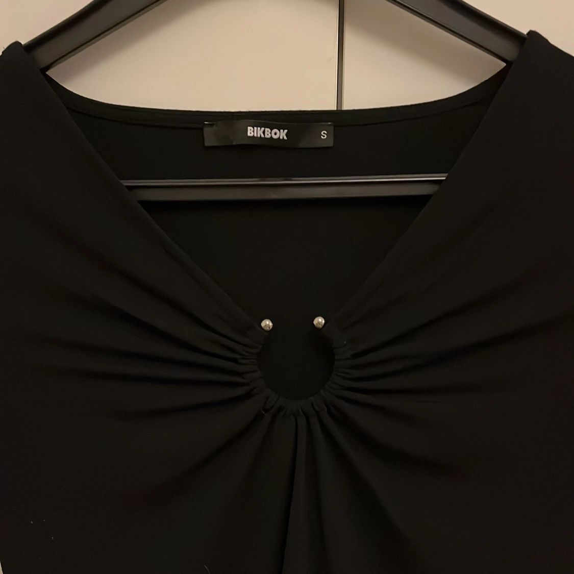 Svart topp med ringdetalj från BikBok - 1