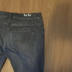 Dondup jeans - Snygga gråa dondup jeans i modell George. Andvända en gång så inprincip helt nya storlek 32.