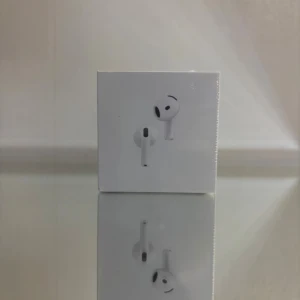 AirPods 4 (ANC) - Rimliga Prisförslag - Hej!  Jag säljer ett par helt nya hörlurar, oöppnade. Serienummer: JV6V031652, se även bilder 2-3 för serienummer och apple garanti. Fick dem i present men har redan ett par, så dessa behöver jag inte. Nypris 2100 kr – Tar emot rimliga prisförslag.  Möts på offentlig plats för trygg affär, kan även fraktas! Hör av dig vid intresse!