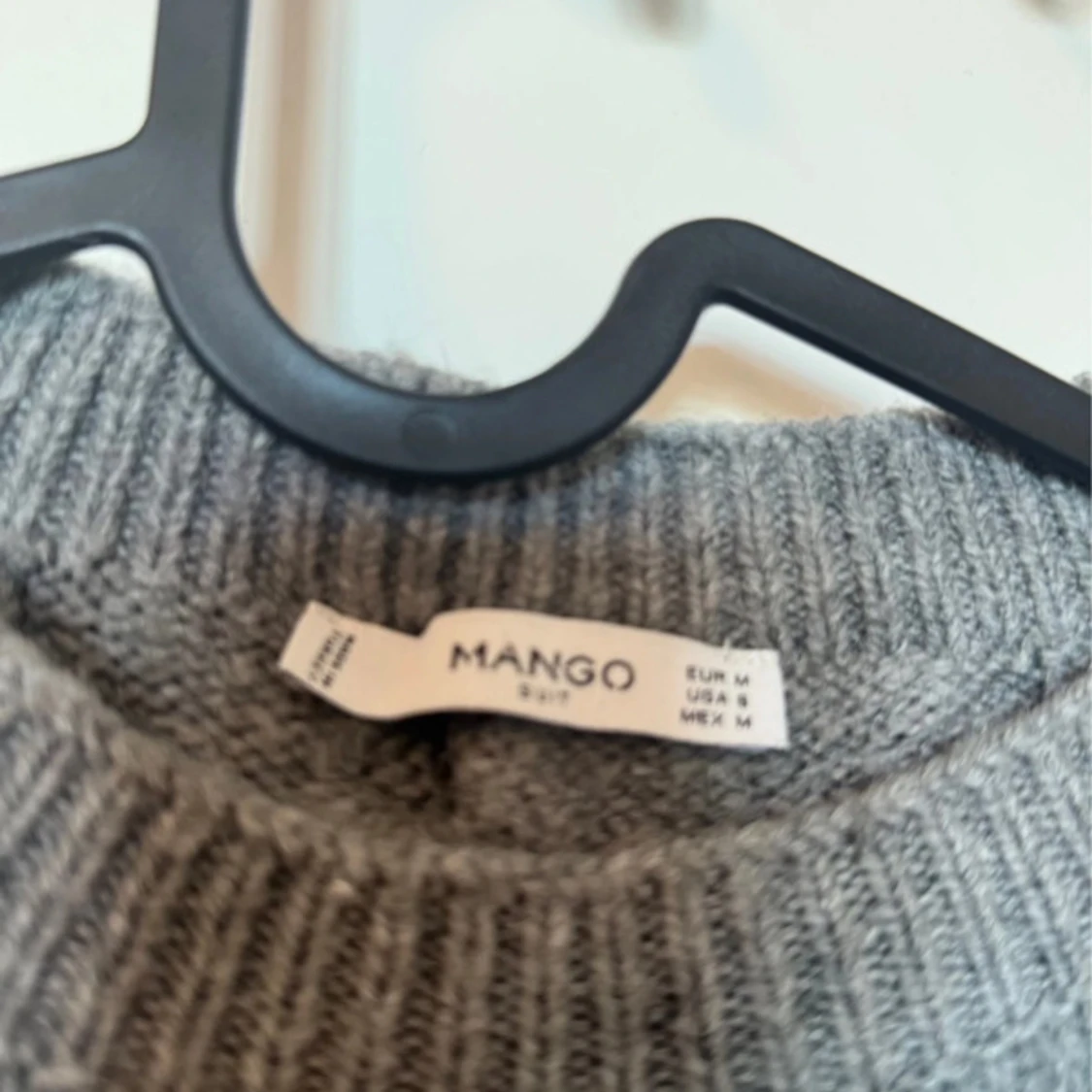 Grå stickad tröja från Mango - 1