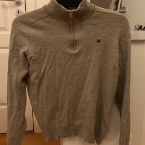 Morris half zip - säljer denna tröjan ifrån morris då den blev lite lite krympt i tvätten:(  Den var från början en storlek L, men nu skulle jag säga att den är en storlek S-M Fortfarande superfin och inga defekter! 100% marinoull och den är såklart äkta ! Nypris:1800