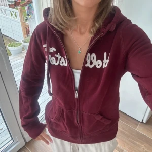 Hollister zip  - En zip från Hollister i storlek M. Finns fläckar (se bild). Jag fraktar inom 24h. Se liknande plagg i min profil!