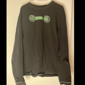 Yung lean Sadboys  Bolts Love Longsleeve [L] - Sadboys long sleeve från 2017 i svart färg storlek L. Ganska bra skick men printen där bak är lite cracked, syns dock bara från väldigt nära håll. Säljer mestadels av min DG/SB merch så kolla min profil för mer. Möts upp i Sthlm eller frakt :D