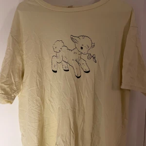 Yung Lean Poison Ivy t-shirt - Gul lean poison ivy t-shirt med en jävligt gullig llama, i XL. Köpt för ett par år sedan och använd fåtal gånger. Möts i Stockholm eller fraktas. Se min profil för liknande tröjor