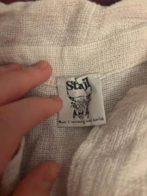 Söt Lång kofta - En ljusrosa kofta med utsvända ärmar och coola detaljer. Storlek står inte men skulle gissa på S-M. Från Stail. Skriv om ni har frågor☺️