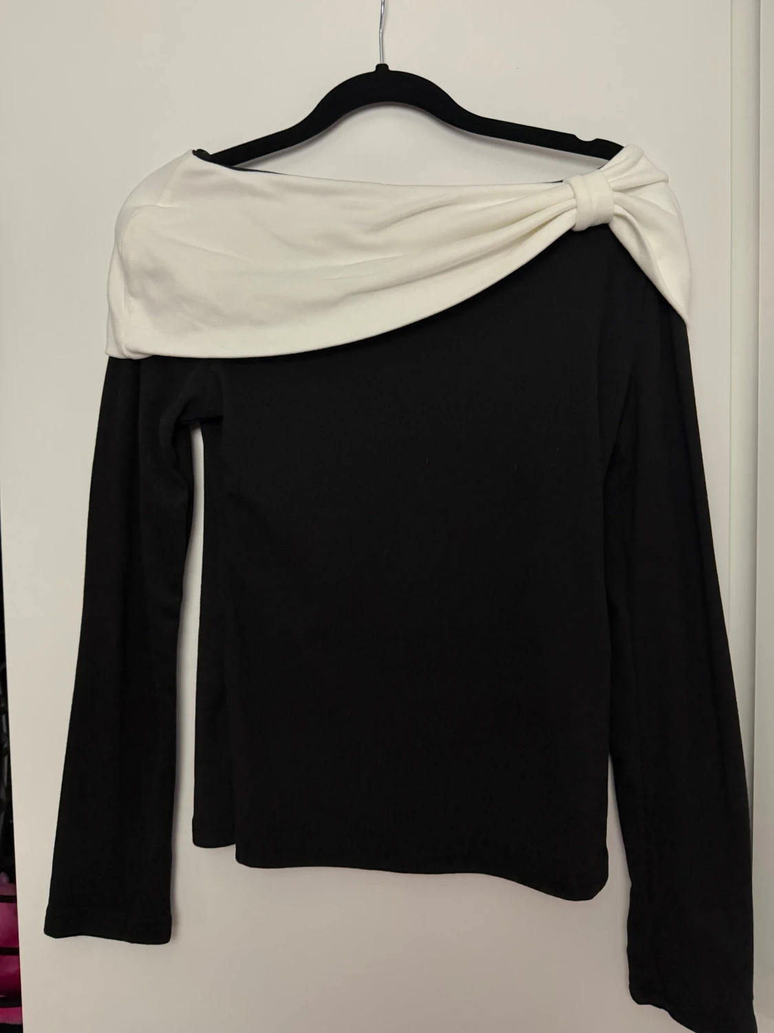 Svart topp med vit omlott-detalj