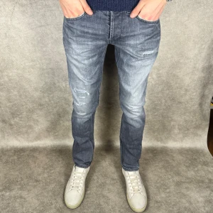 Dondup George jeans | 34 - Dondup George jeans | Grymt skick | Snygg grå färg med slitningar | Modellen är 185 och väger 65kg | INGA BYTEN | Fraktar spårbart eller möts upp i Täby 