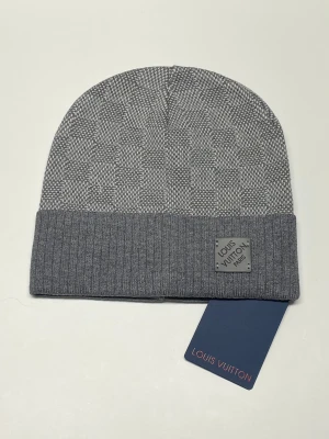 Lv Mössa - Säljer en helt nya mössa, aldrig använd. Storlek Onesize. Skriv gärna vid fler frågor. Postar inom 24h efter betalning. (Alla bilder är tagna av mig)