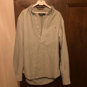 Ralph Lauren skjorta  - Slim fit skjorta i ljusgrön färg från Polo Ralph Lauren. Riktigt fint skick, knappt använd. Skriv gärna vid funderingar! Mvh Wille 