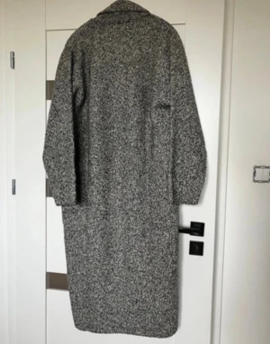 Grå kappa från MNG med knappar - Säljer en lång och loose gråmelerad kappa från MNG. Den har klassisk krage, stora svarta knappar framtill och ett snyggt mönster som ger en cool vibe. Perfekt för dig som gillar oversized och vill ha en stilren look under höst