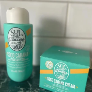 Sol de Janeiro Coco Cabana DISCONTINUED - Coco Cabana Cream, 240 ml, samt en Coco Cabana Moisturizing Body Cream Cleanser, 385 ml. Båda säljs inte längre i varken affär eller på deras hemsida. Helt oöppnade. 