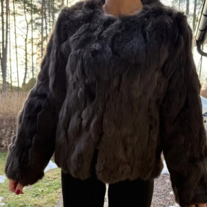 Äkta pälsjacka / pälskappa -  Använd 2 ggr. Inga tecken på användning. Djur och rökfritt hem. Från Kopenhagen by Andersen, äkta kaninpäls i mörkbrun färg!  Kan hämtas i Vasastan eller fraktas mot betalning 