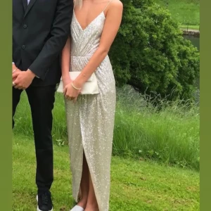 Balklänning  - Paljett champagne färgad balklänning i storlek 34, Passar även med S. Använd 3 gånger men är i super fint skick fortfarande. Jag är ca 170 och den sitter bra i längd. Öppenrygg med dragkedja och klänningens material är tjockt. 