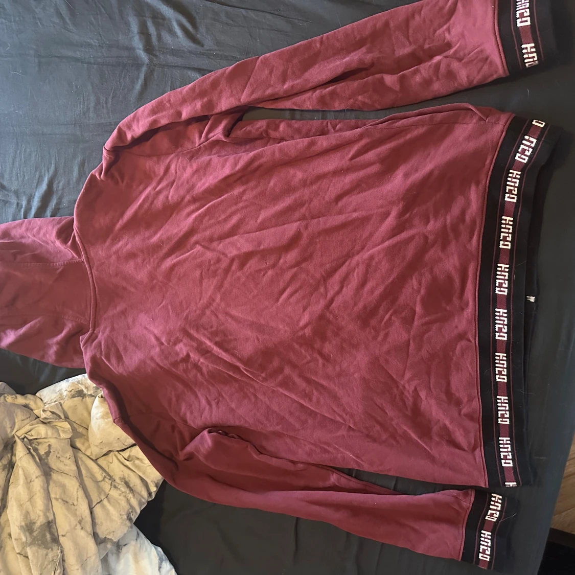 Vinröd hoodie från Hugo Boss - 3