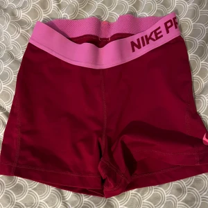 Nike Pro rosa träningstights-shorts - Nike pro tränings shorts. Dem är i en mörk rosa färg, stretchiga och sköna att träna i. Dem är i storlek xs. Använda fåtal gånger. Säljs då dem börjar bli för små🩷