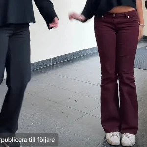 Vinröda jeans - Säljer dessa vinröda jeans från h&m(högra jeansen på bilden). Lånad bild💗