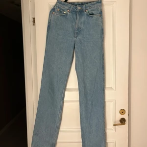  ljusblå jeans straight fit - Jeans ifrån weekday i modellen rowe. Passar bra i längd på mig som är 174cm! Storlek W25 L34