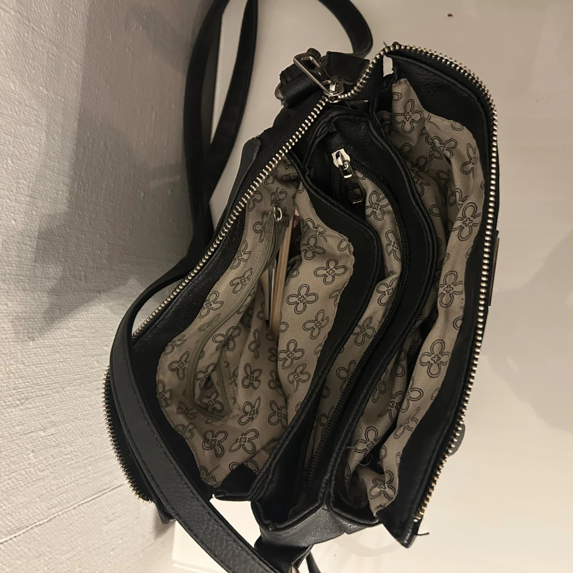 Svart axelväska från FEEL med dragkedjor - 1