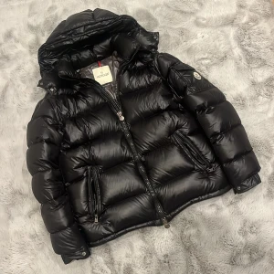 Moncler Maya - Moncler Maya i storlek 2 som motsvarar S/M. Ej 100% på äktet då den är köpt här på Plick, hör av dig vid intresse!