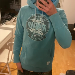 Superdry Radio 2000s vintage hoodie - Säljer nu denna riktigt snygga och unika Superdry hoodien i bra skick som ger dig den perfekta vintage känslan samtidigt som den ger både komfort och stilrenhet🤩 Hoodien tillverkas inte längre och är väldigt eftertraktad! Först till kvarn🤝Storlek M men passar S bättre🙌 Skriv vid funderingar 📲