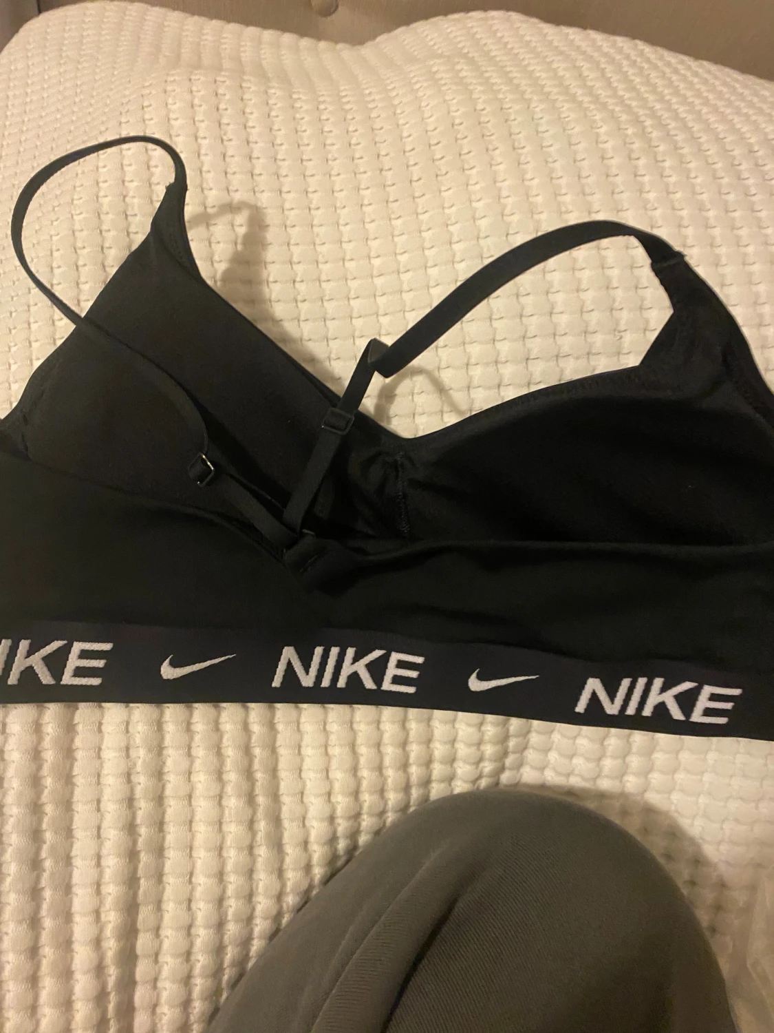 Svart Nike linnetopp med logoband