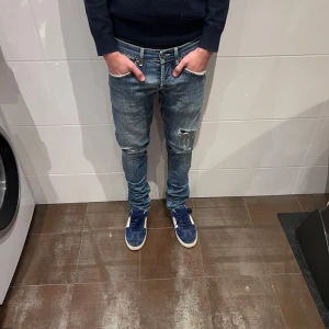 Dondup George - Dondup jeans | Riktigt feta och populära jeans | Skick= 9,5/10 | nypris= 4000 kr | vårt pris= 599 kr | Hör av dig vid minsta fundering!