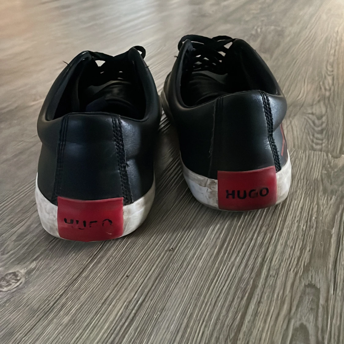 Svarta Hugo sneakers med röd logga - 2