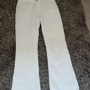 Vita bootcut jeans från MvourSA XS - Snygga vita jeans från MvourSA i storlek XS. Modellen har klassisk femficksdesign och bootcut-ben som ger en schysst siluett. Perfekta att styla med sneakers eller boots för en clean look.