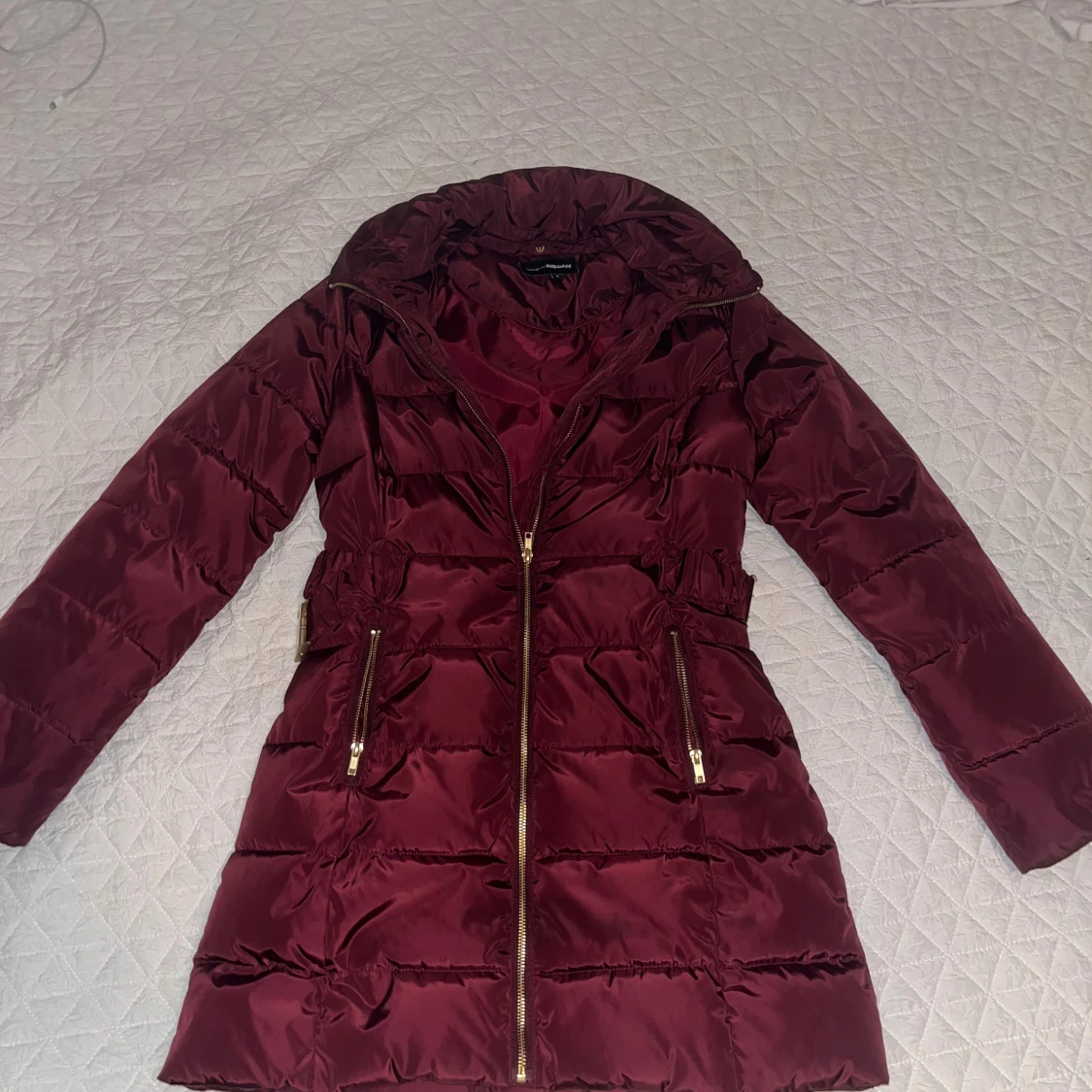 Vinröd pufferjacka från KappAhl - 1