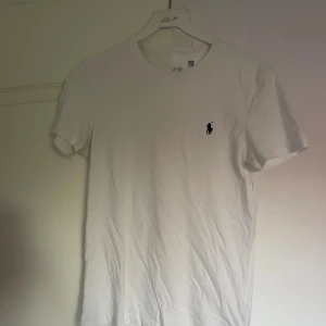 Vit t-shirt från Ralph Lauren - Vit T-shirt ifrån Ralph lauren | Storlek XS | Custom slim fit | Endast 299:- | Tveka inte att höra av dig vid frågor | ladoelgato.resell