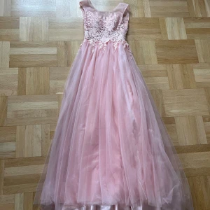 Rosa balklänning - Ljusrosa balklänning i storlek xs. Den har tecken på användning såsom lite smutsig längst ner, men inga defekter som syns när man har den på sig. Den har inlägg. Lång på mig som är ca 162 cm. Färgen stämmer bäst på de första bilderna! Kolla gärna igenom mina andra annonser och lägg gärna bud på bundle så sparar du på frakten med🤗 Skickar helst inte med Bring! Det finns just nu möjlighet till fri frakt!! 