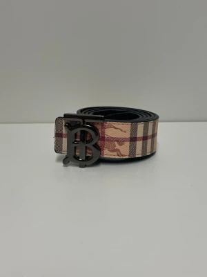 Burberry Bälte - Säljer ett helt nytt bälte, aldrig använd. Storlek 110. Skriv gärna vid fler frågor. Postar inom 24h efter betalning. (Alla bilder är tagna av mig)