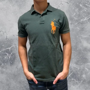 Ralph Lauren Vintage Piké Grön - •Ralph Lauren Vintage Piké militär Grön. Skick: 7-8/10, Inga skador (slitningar är original design). Storlek: S Herr Vintage. Modell: 174 cm, 63 kg. Authentic: ✅. Hör av dig vid frågor eller funderingar, mvh Hessler’s;)