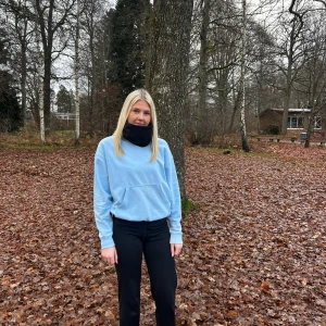 Fleecebuff med reflex, Koltrast  - Färg:  Koltrast Pris:149 kronor Om produkt: Buffen är gjord i microfleece med måtten 60x23.. (Vid justering av mått kontakta oss) Hur man tvättar buffen beskriver vi vid köp!