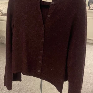 Vinröd kofta från Gina Tricot XS - Mysig vinröd stickad kofta från Gina Tricot. Koftan har långa ärmar och knappa framtill. Säljer då den inte kommer till användning längre 