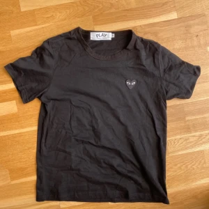 Cdg T shirt - Storlek L men sitter som en M