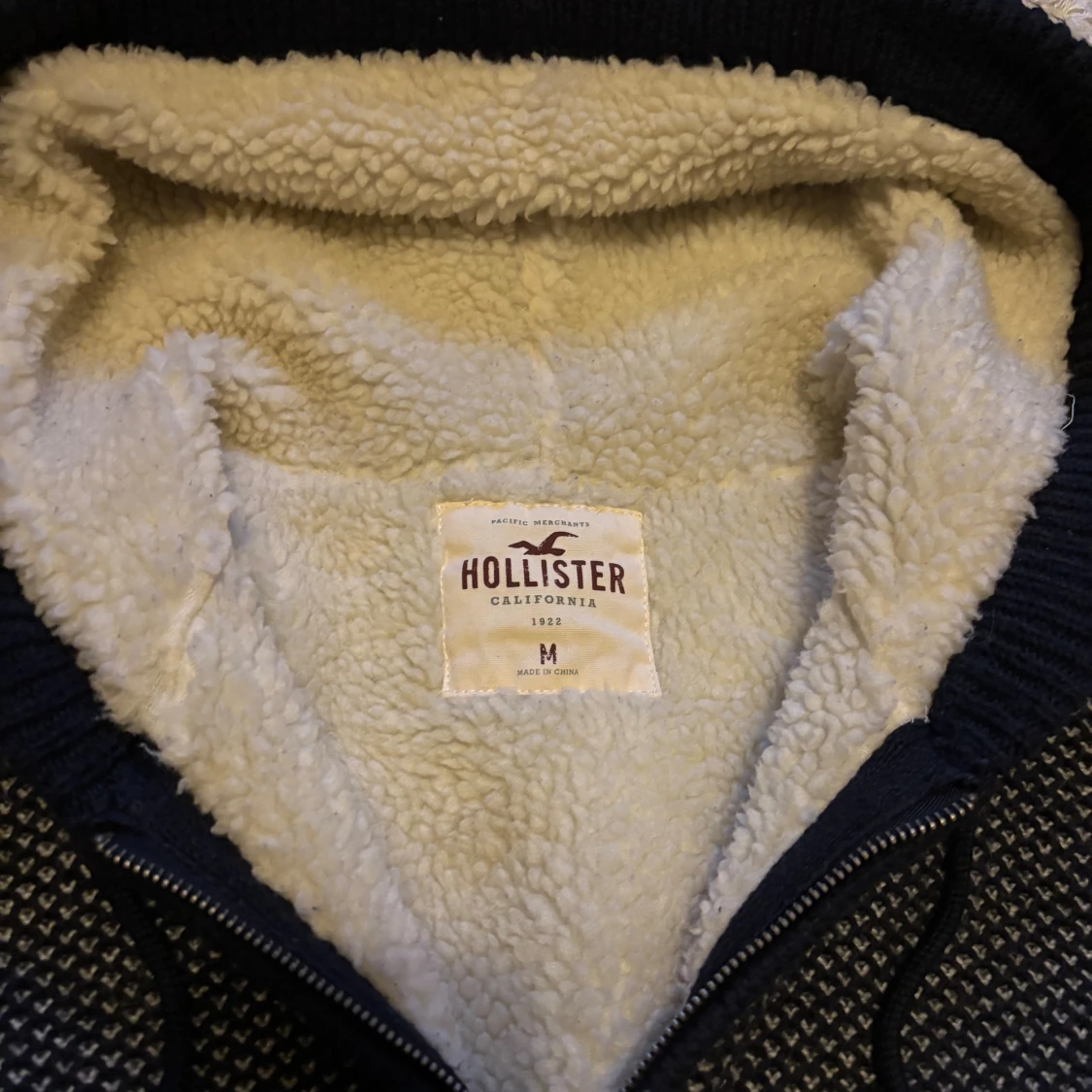 Stickad fodrad zip hoodie/kofta från Hollister - 1