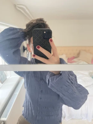 Blå blus med puffärm och knappar - Skit snygg! Knappt använd storlek s/xs! ❤️❤️❤️